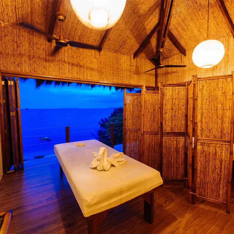 Interieur d'un espace bien-être avec vue sur la mer bleue