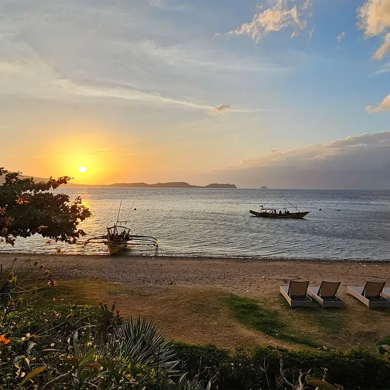 Coucher de soleil sur la mer avec des bateaux et des personnes