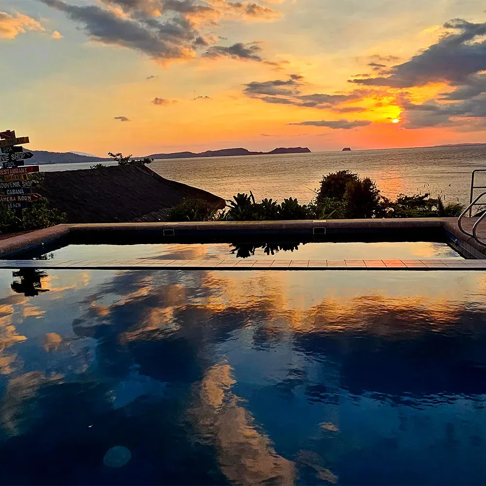 Coucher de soleil sur l'océan avec piscine au premier plan