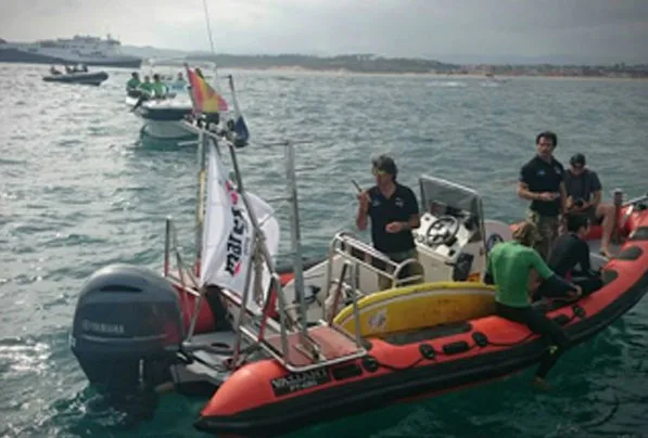 Personnes à bord d'un bateau pneumatique, préparation pour une sortie plongée