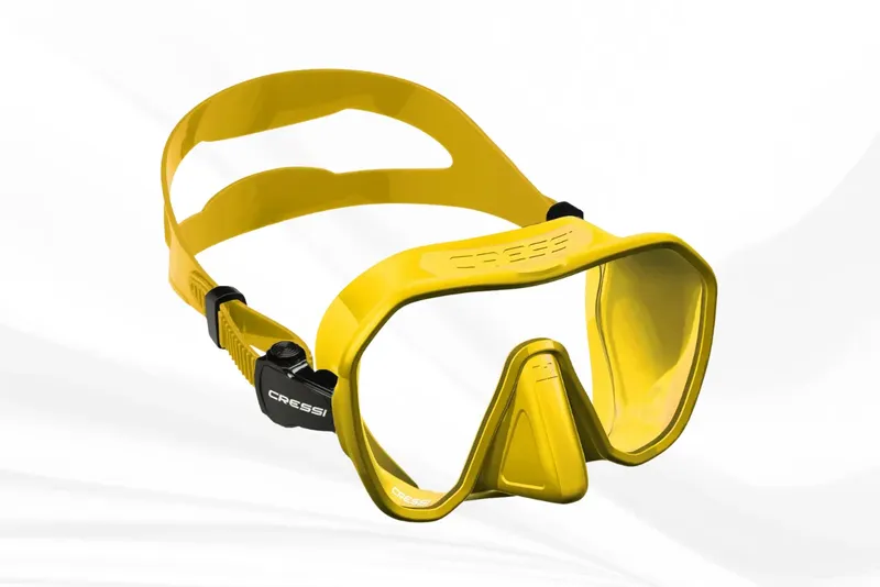 Masque de plongée jaune CRESSI sur fond blanc, équipement de snorkeling