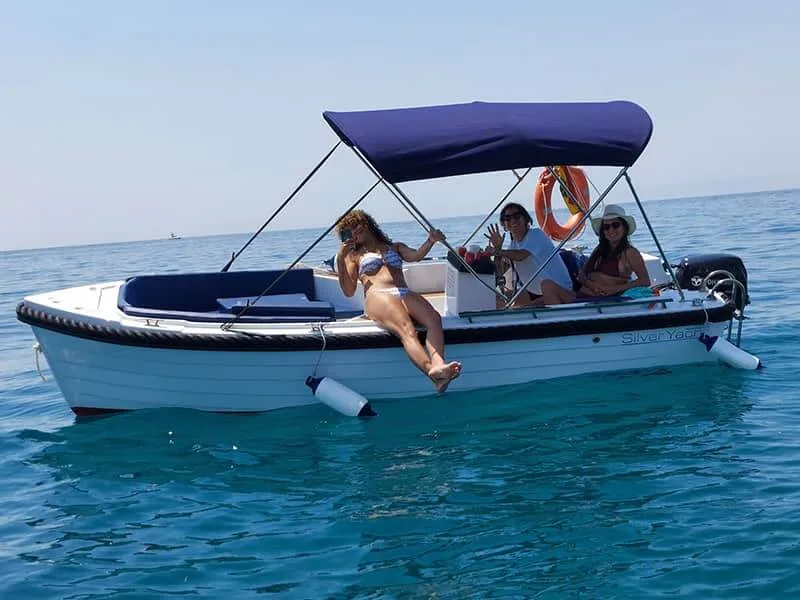 Personnes souriantes à bord d'un bateau en mer, journée ensoleillée