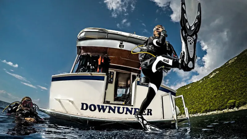 Plongeur s'apprête à sauter d'un bateau de plongée en pleine mer