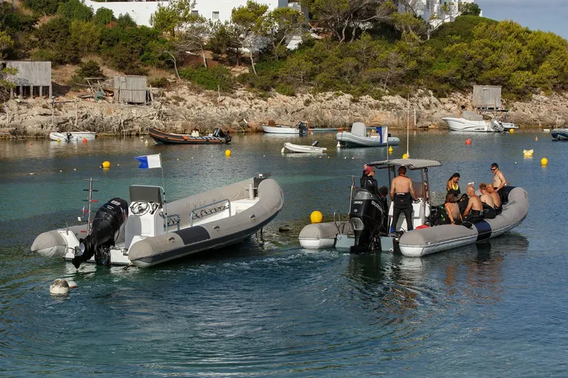 Plongée : des personnes à bord de bateaux semi-rigides en mer