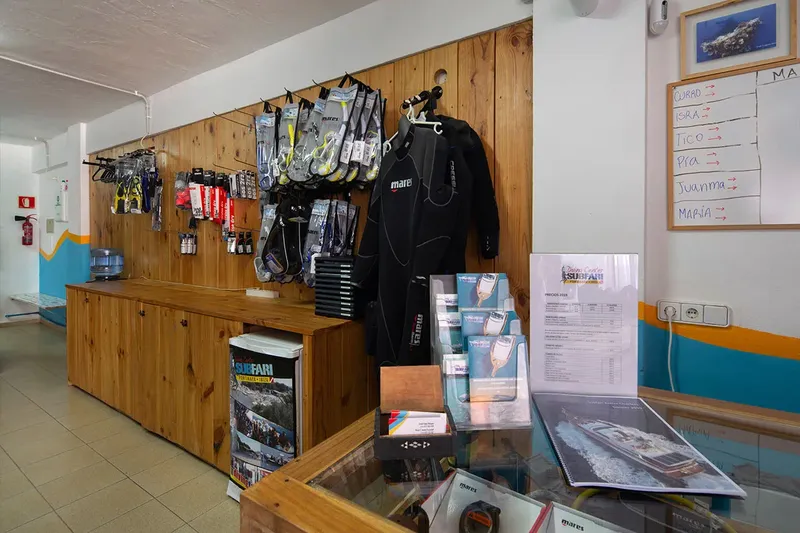 Comptoir d'accueil d'un centre de plongée avec équipement et planning