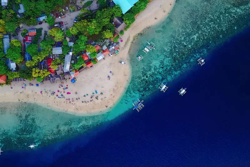Vue aérienne d'une plage avec des bateaux et des personnes