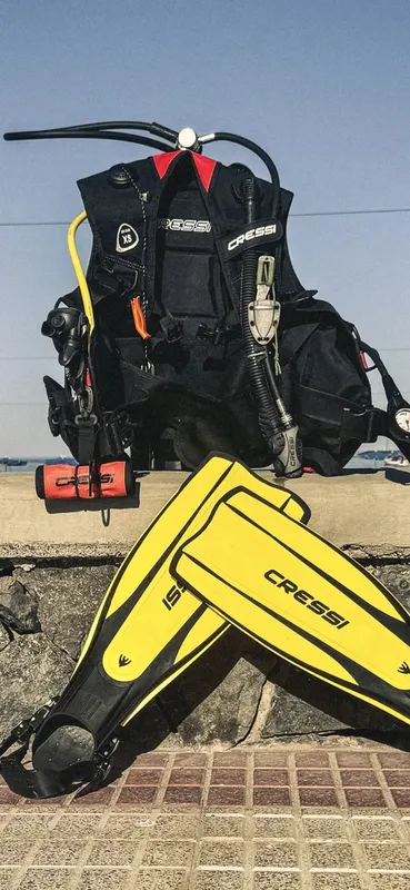 Equipement de plongée complet : gilet, détendeur, palmes jaunes Cressi