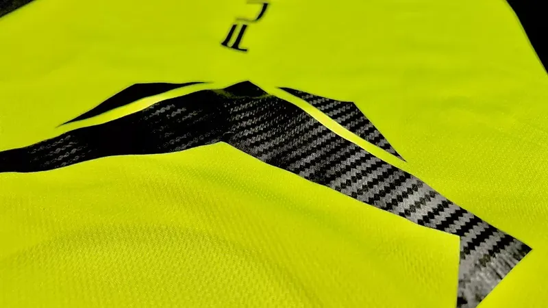 Combinaison de plongée jaune fluo avec inserts noirs et texturés