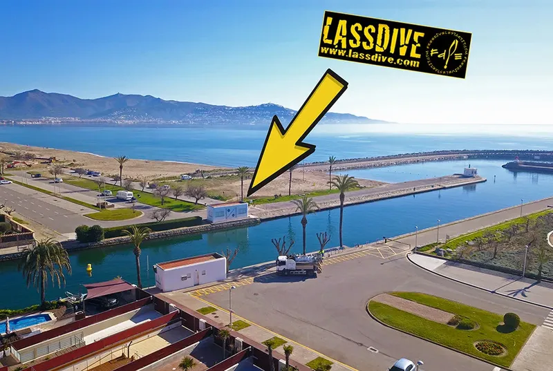 Vue aérienne d'un port de plaisance avec un centre de plongée