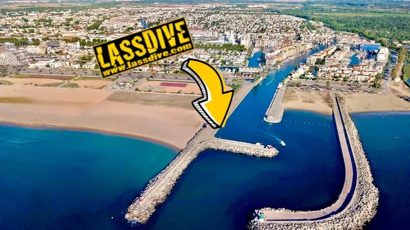 Vue aérienne d'un port de plaisance avec une flèche jaune directionnelle