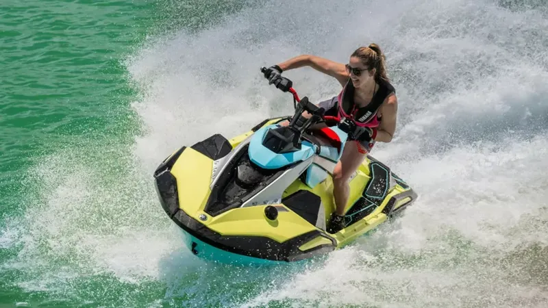 Jeune femme conduisant un jet ski sur une mer turquoise
