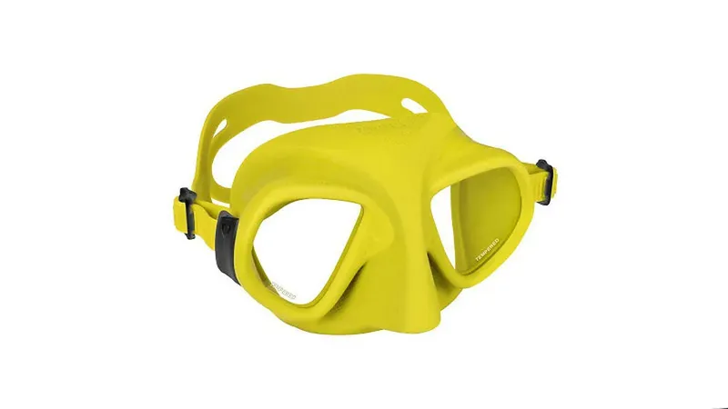 Masque de plongée jaune vif sur fond blanc, équipement de sport aquatique