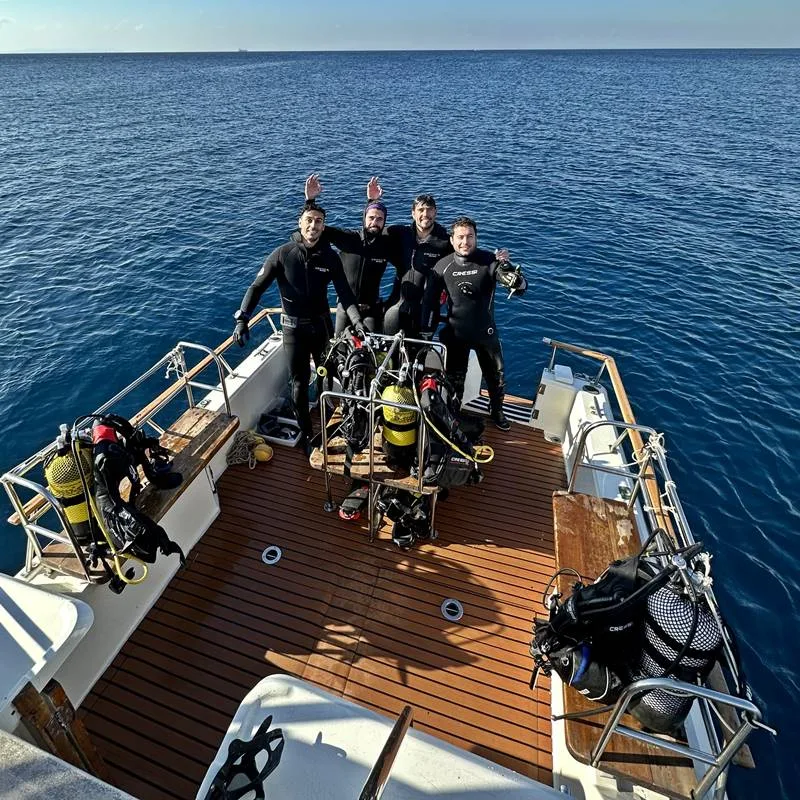 Plongeurs en combinaison sur le pont d'un bateau en mer