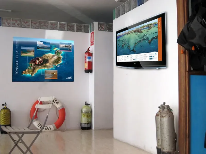 Intérieur centre de plongée avec affiches, bouteilles et écran vidéo