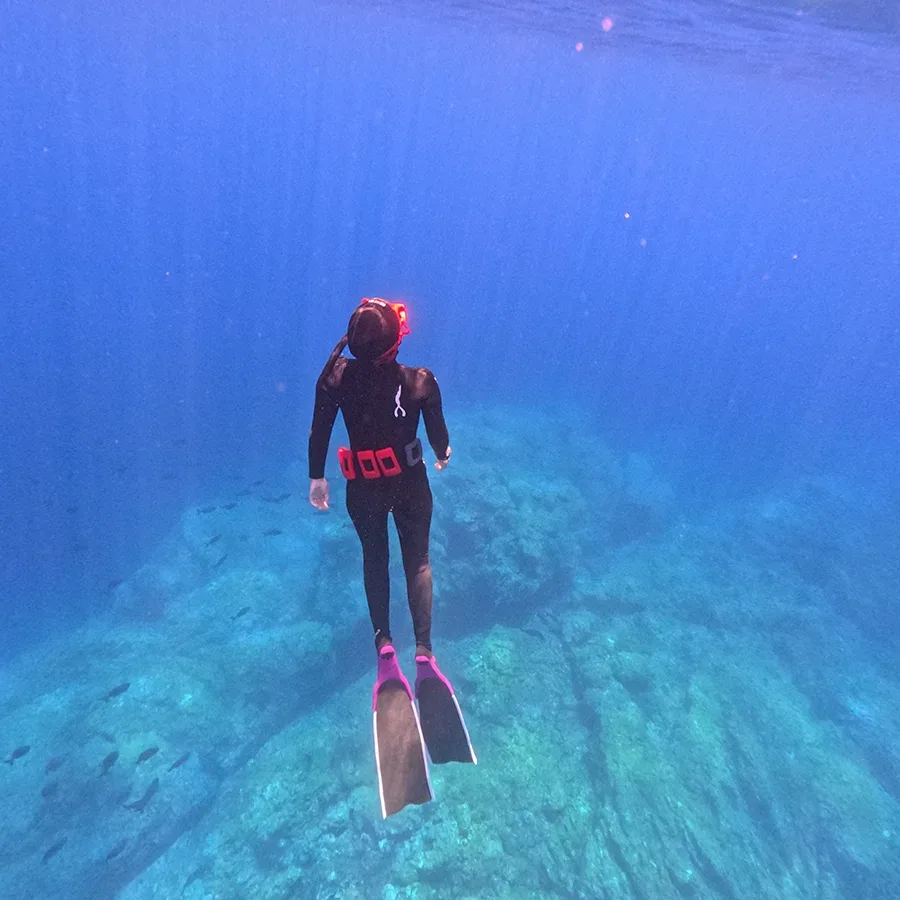 Apnea, une plongeuse évolue dans une eau claire et lumineuse