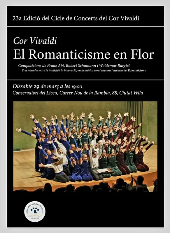 Chorale Cor Vivaldi en représentation sur scène, bras levés, public présent