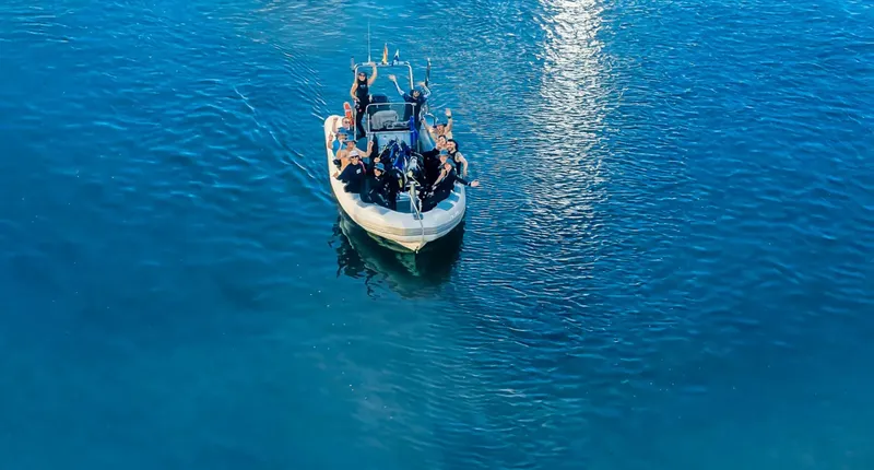 Groupe de personnes à bord d'un bateau pneumatique sur l'eau