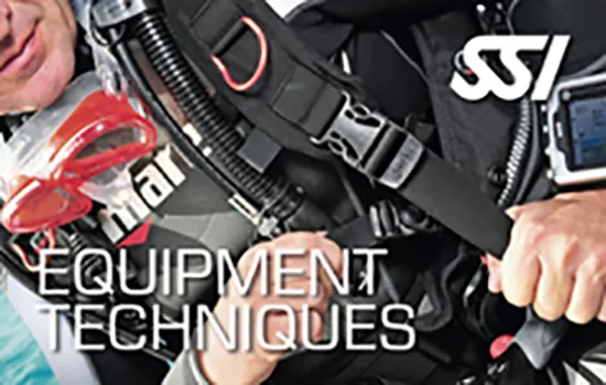 Equipement de plongée technique avec masque rouge et ordinateur de plongée