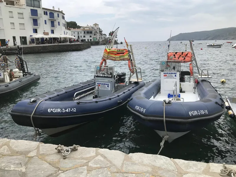 Bateaux de plongée amarrés dans un port de village méditerranéen