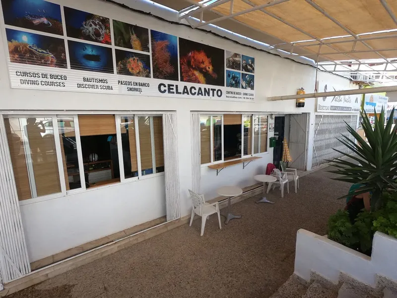 Façade d'un centre de plongée avec des photos de fonds marins