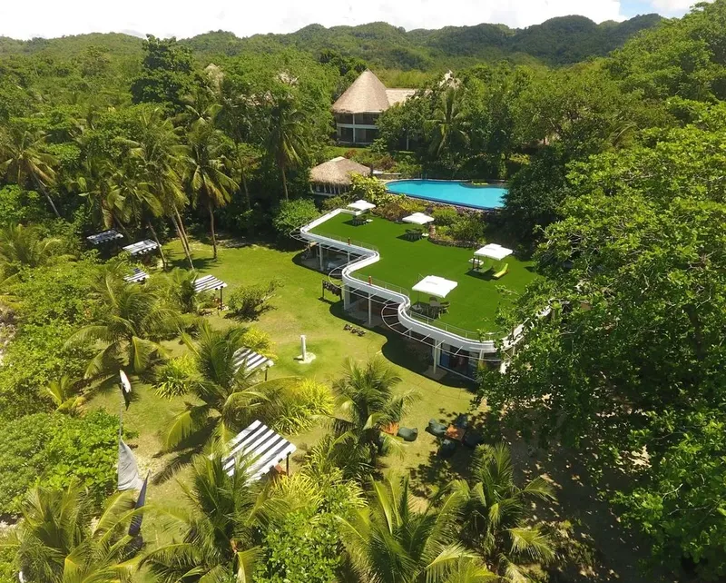 Vue aérienne d'un centre de plongée avec piscine et végétation tropicale