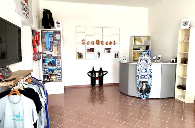 Intérieur d'un centre de plongée avec comptoir, équipement et affiches