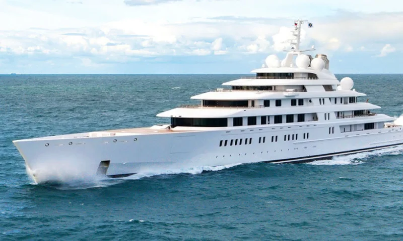 Grand yacht blanc naviguant sur une mer bleue calme