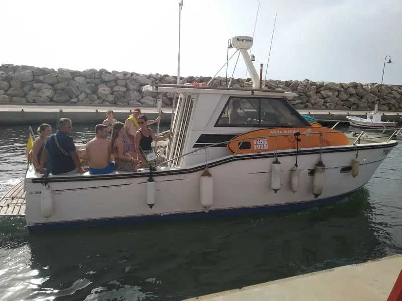 Groupe de personnes à bord d'un bateau de plongée amarré au port