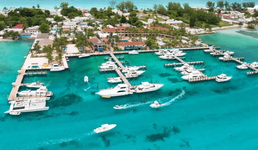 Vue aérienne d'un port de plaisance avec des bateaux et bâtiments