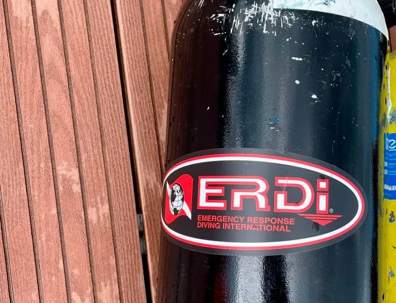 Bouteille de plongée avec un autocollant ERDI rouge et blanc