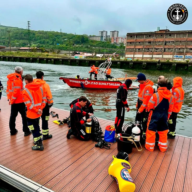 Plongeurs en préparation avec équipe de secours sur un ponton