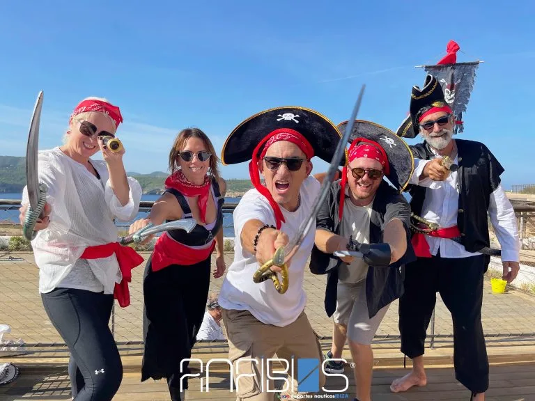 Groupe de personnes déguisées en pirates sur un ponton ensoleillé