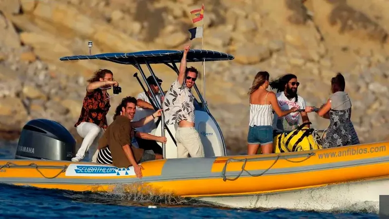 Groupe de personnes joyeuses à bord d'un bateau de plongée jaune