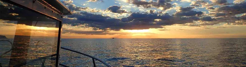 Coucher de soleil sur la mer vu depuis un bateau de plongée