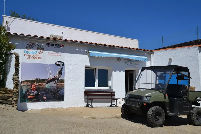 Façade d'un centre de plongée avec une image de plongeurs et un véhicule