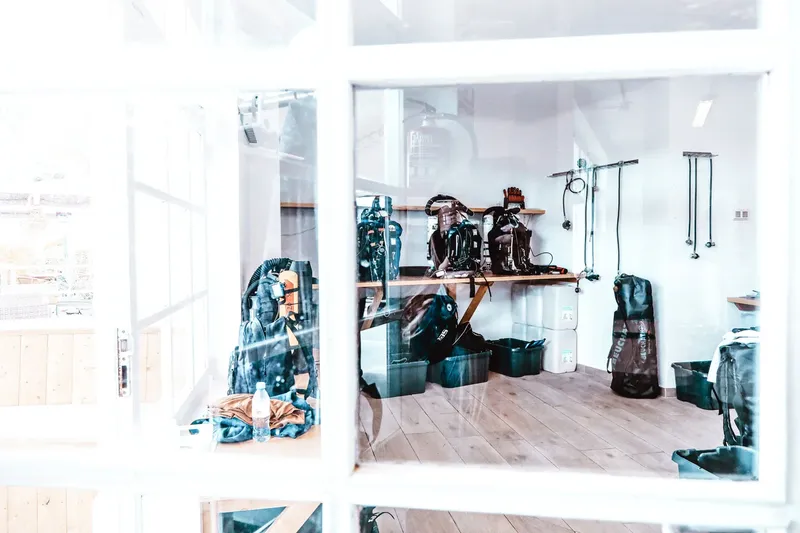 Intérieur d'un centre de plongée avec équipement et combinaisons rangées