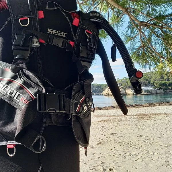 Equipement de plongée Seac : gilet, détendeur, masque et tuba sur fond marin