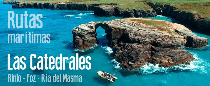 Côte rocheuse avec arche naturelle, mer turquoise et petit bateau pneumatique