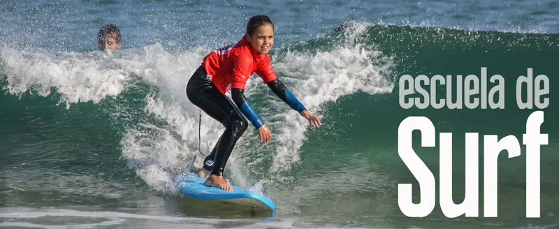 Jeune surfeuse sur une vague, avec du texte en espagnol