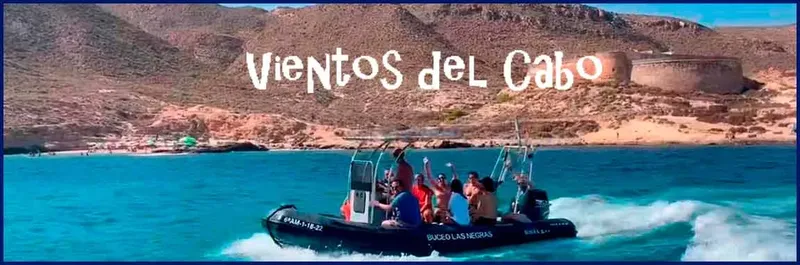 Bateau pneumatique en mer avec des personnes levant les bras joyeusement