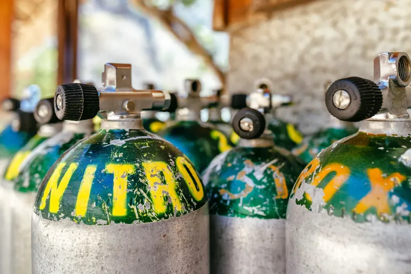 Bouteilles de plongée NITROX alignées, équipement de plongée, préparation sortie