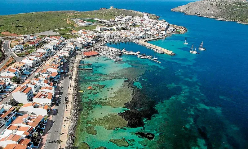 Vue aérienne d'un port de plaisance avec des bâtiments et bateaux