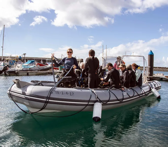 Plongée : groupe de personnes à bord d'un bateau semi-rigide en mer