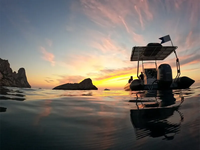 Bateau de plongée au coucher du soleil avec des passagers à bord