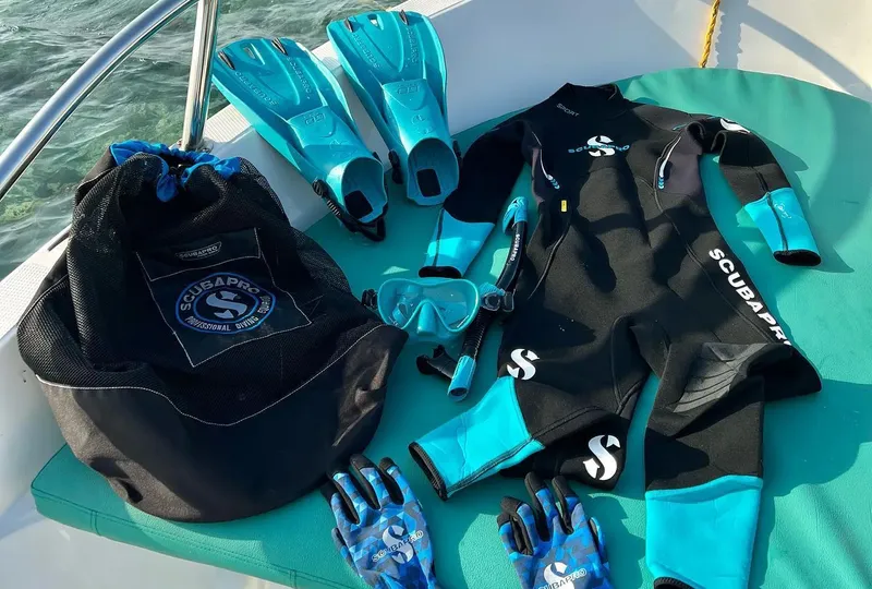 Equipement de plongée complet bleu et noir sur un bateau blanc