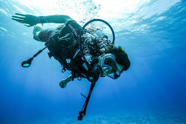 Plongeur en pleine immersion, équipé, regardant vers le spectateur