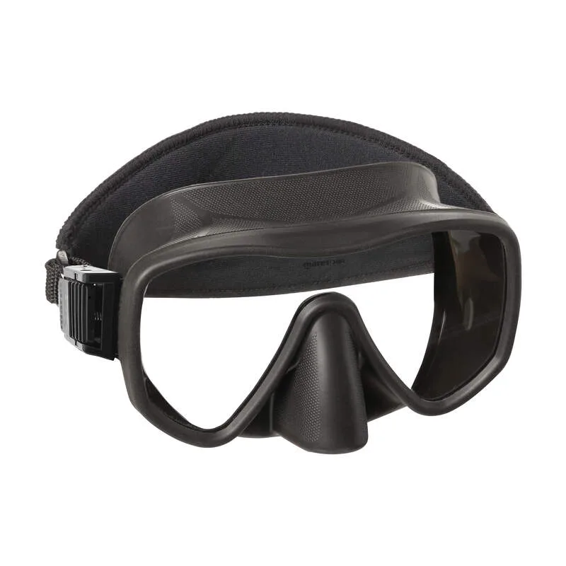 Masque de plongée noir avec étui de transport gris sur fond blanc