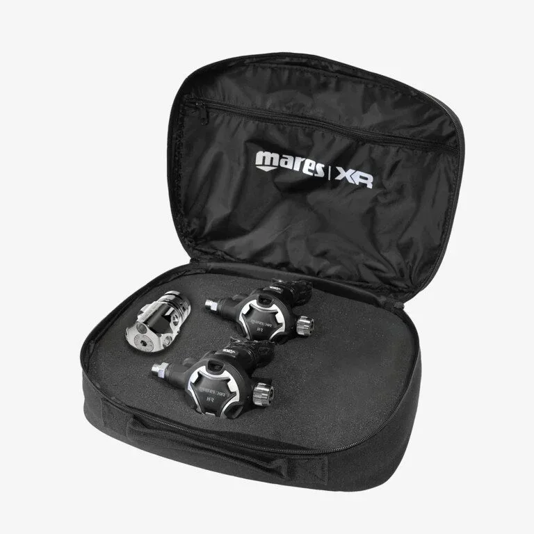 Equipement de plongée Mares XR : détendeurs et manomètre dans un sac noir