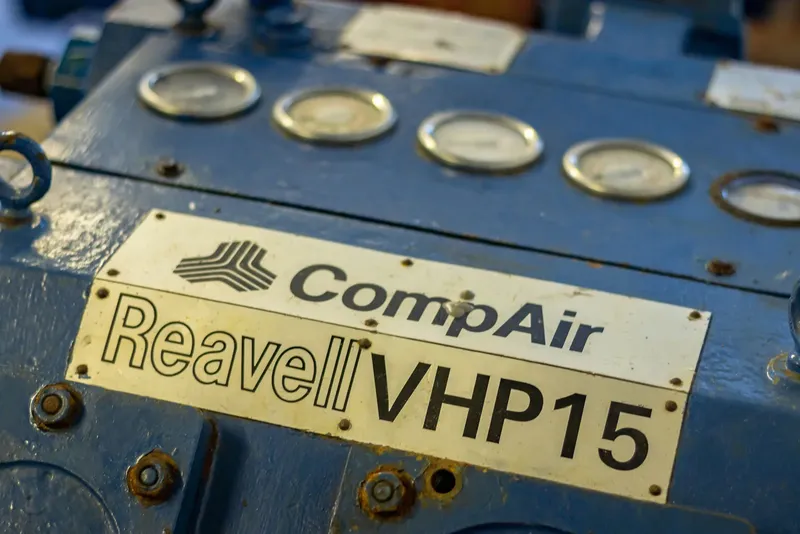 Compresseur bleu avec étiquette CompAir Reavell VHP15 et manomètres