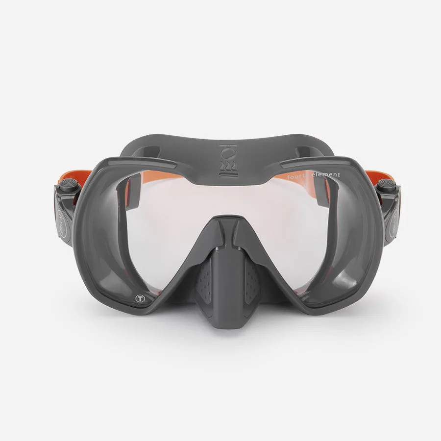 Masque de plongée noir et orange sur fond gris clair